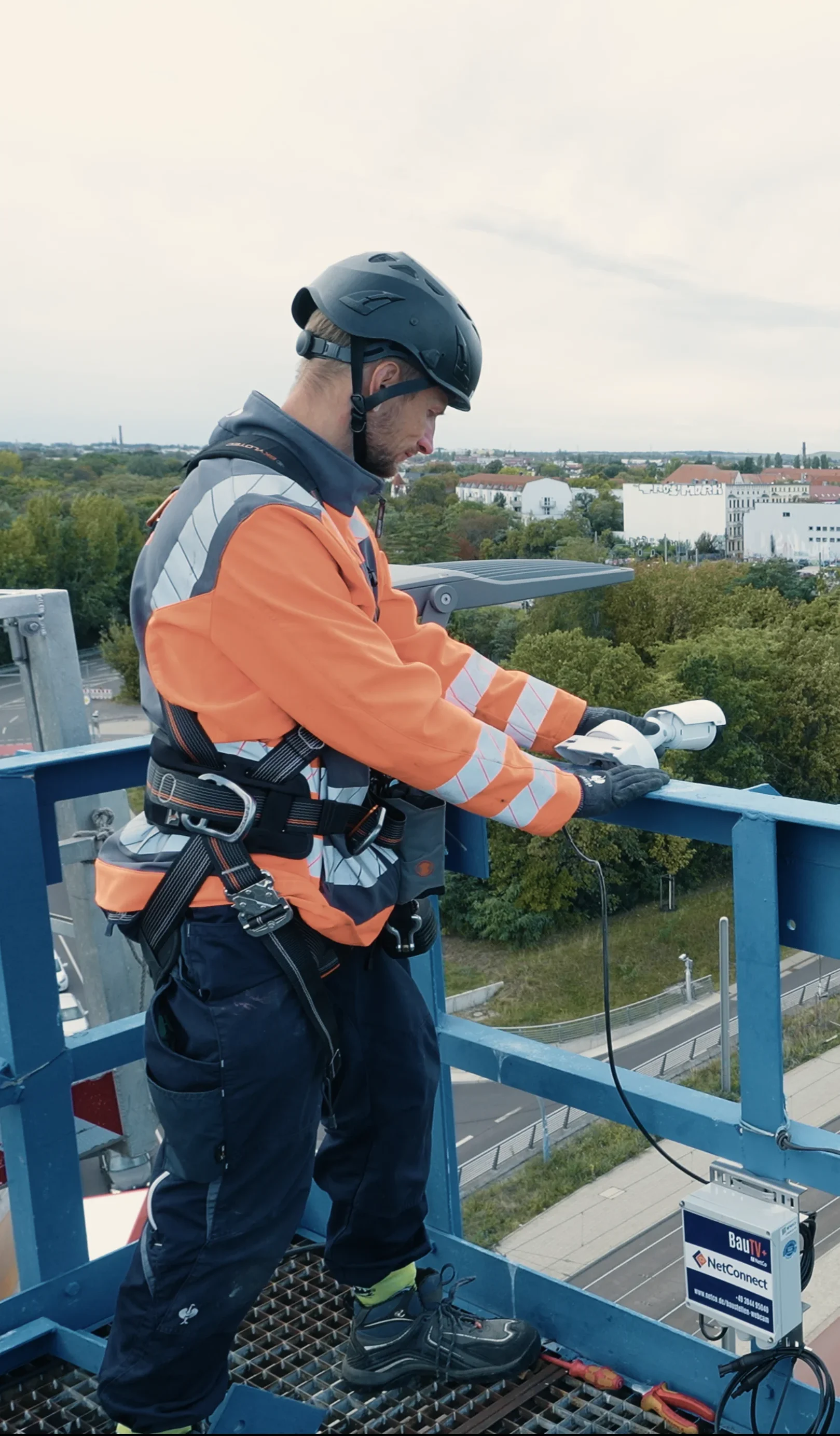 Installing a construction camera on a 30-metre mast